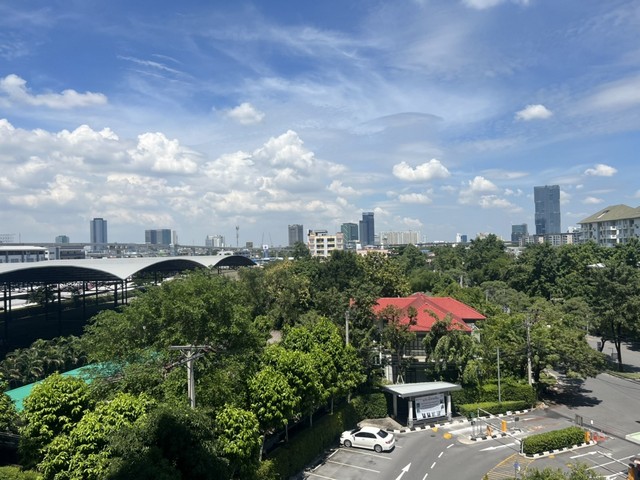 ขายคอนโด The Parkland Srinakarin มีระเบียงใหญ่ 2 ด้าน ระเบียงหันด้านทิศตะวันออกไม่ร้อน