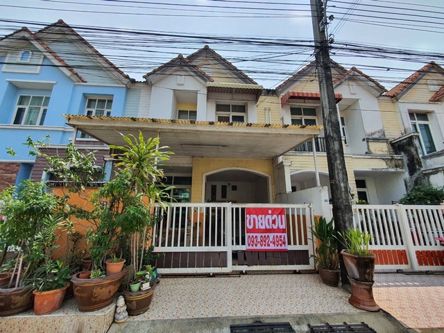 Townhouse ขายทาวน์เฮ้าส์ 2 ชั้น บ้านวรารักษ์ รังสิต คลอง 4 ต.ลาดสวาย อ.ลำลูกกา จ.ปทุมธานี ใกล้ ตลาดลาดสวาย ตลาดเอ.ซี คลอง4 1900000 บาท 3Bedroom2ห้องน้ำ 0 ไร่ 0 NGAN 21 SQ.WA ทำเลสวย