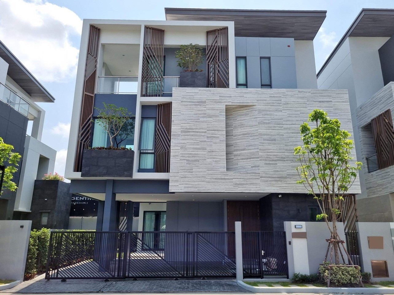 ให้เช่า Luxury house The Gentry Phatthanakan 2 New* 4ห้องนอน ยินดีต้อนรับชาวต่างชาติ จดทะเบียนบริษัทได้