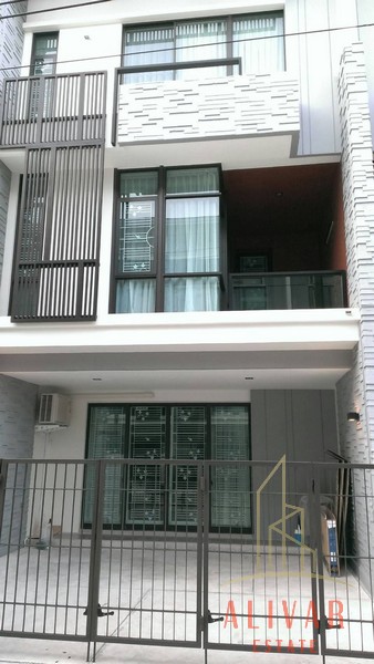 RH032623 ให้เช่า ทาวน์โฮม 3 ชั้น PLEX BANGNA (ติดริมถนน บางนา-ตราด กม.5)