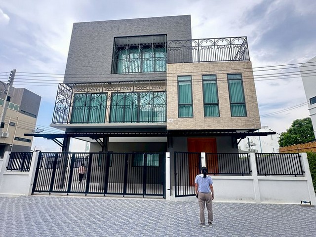 บ้านเช่าสามชั้น พร้อมหรูสไตล์ luxuryใหม่มากเฟอร์พร้อม