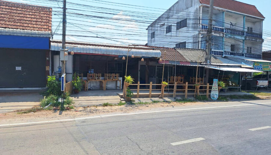 ขายที่ดินพร้อมสิ่งปลูกสร้าง 78.7 ตรว. ใกล้สี่แยกสุวรรณภูมิ จ.ร้อย