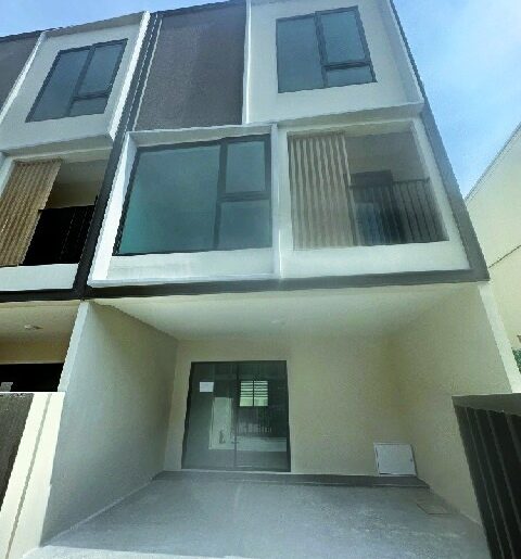 ทาวน์โฮมให้เช่า 160ตร.ม.MRT ศรีแบริ่ง 2.4 กม.18 ตร.วา. 2นอน 3 น้ำ