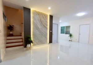 บ้านรีโนเวทใหม่ทั้งหลัง The Trust ทาวน์โฮมศรีนครินทร์-แพรกษา ขายถูกกู้ได้สูง กู้ได้เต็มเครดิต
