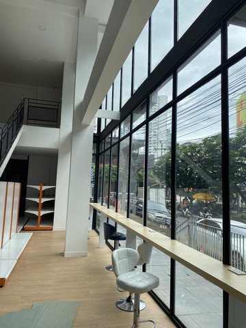 ให้เช่าโชว์รูมใต้โรงแรม-สไตล์ลอฟ ซอยสุขุมวิท63 ถนนเอกมัย