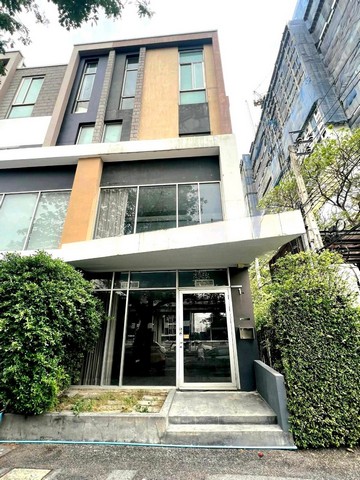ให้เช่า ทาวน์โฮม/โฮมออฟฟิศ 3.5ชั้น แปลงมุม 30.3ตรวอยู่ถนนรามอินทร