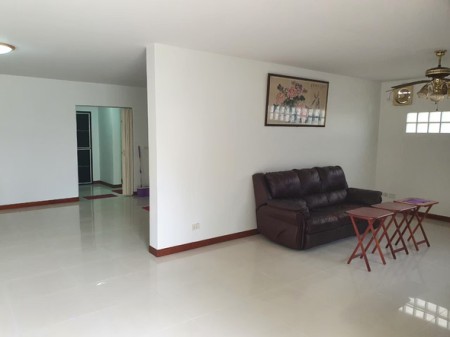 บ้านมือสองศรีราชา ตกแต่งเหมือนใหม่ ราคาพิเศษ หมู่บ้านศรีนครินทร์ใจกลางศรีราชา ใกล้แหล่งท่องเที่ยวพัทยา บ้านเดี่ยวศรีราชาใกล้ห้าง โรงเรียน โรงพยาบาล,