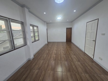 ขายหรือให้เช่าบ้านเดี่ยวรามคำแหง 68 ไม่มีค่าส่วนกลาง จอดรถได้4คัน