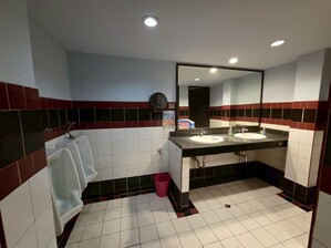 ขายเช่าตึกแถวอาคารพาณิชย์ย่านดอนเมือง วิภาวดีรังสิต 33 แขวงสนามบิน เขตดอนเมือง ขนาด 6คูหา ใกล้ถนนวิภาวดีรังสิต คุ้มกว่าแน่นอน ให้เช่าตึกแถวใกล้สนามบินดอนเมือง