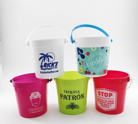 รับผลิตซองกันน้ำสกรีนโลโก้ราคาถูก งานพรีเมี่ยมสำหรับสงกรานต์ ที่ “แจกแล้วคนหยิบใช้จริง” ไม่ใช่ของแถมที่วางทิ้ง! ขอแบบสกรีนโลโก้ฟรี