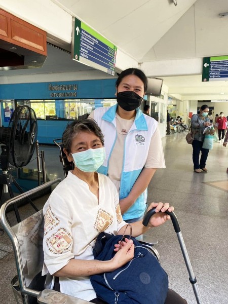 ดูแลผู้สูงอายุและผู้ป่วยไปโรงพยาบาล มีผู้ช่วยพาไปโรงพยาบาล