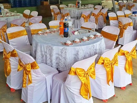 ขาย สินค้า รับผลิตผ้าคลุมเก้าอี้สกรีนชื่อ-ราคาส่ง สำหรับโรงแรมและอีเวนต์ทุกประเภท ขายผ้าคลุมเก้าอี้ราคาถูก ผ้าคลุมโต๊ะจีน-โต๊ะกลมราคาโรงงาน ถูกงานวัดงานบุญงานเลี้ยง
